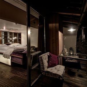 Gemütliches Zimmer mit Kingsize-Bett